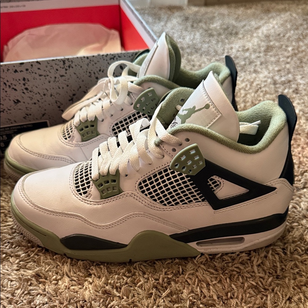 Wmns Air Jordan 4 Retro